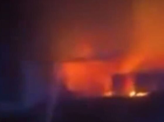 एक्सेटर सिटी एफसी स्टेडियम में लगी आग पर अग्निशमन कर्मी काबू पा रहे हैं