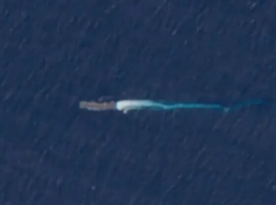 सैटेलाइट तस्वीरों से पता चलता है कि 1,600 नौसैनिकों के साथ अमेरिकी युद्धपोत वेनेजुएला के करीब पहुंच रहे हैं क्योंकि ट्रंप 'किसी भी समय हमला करने के लिए तैयार' हैं।