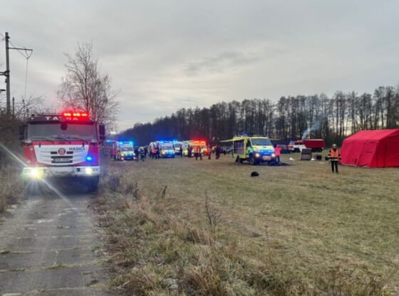 चेक गणराज्य में 'लाल सिग्नल पार करने' के बाद दो यात्री ट्रेनों के एक-दूसरे से टकराने से 42 लोग घायल हो गए