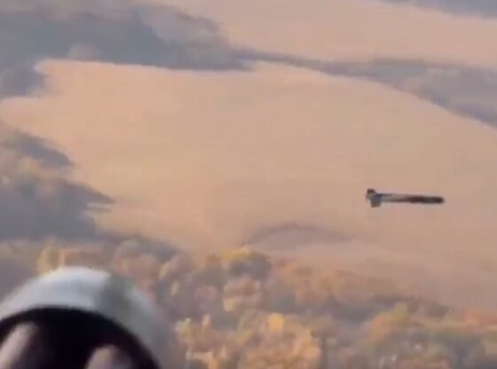 आश्चर्यजनक क्षण यूक्रेनी हेलीकॉप्टर ने तेजी से फायरिंग करने वाले मिनीगन ब्लिट्ज के साथ रूसी ड्रोन को बीच हवा में मार गिराया