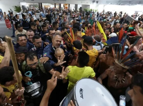 ब्राज़ील में लाठीधारी प्रदर्शनकारियों द्वारा COP30 जलवायु शिखर सम्मेलन पर धावा बोलने और सुरक्षा गार्डों के साथ झड़प का क्षण देखें