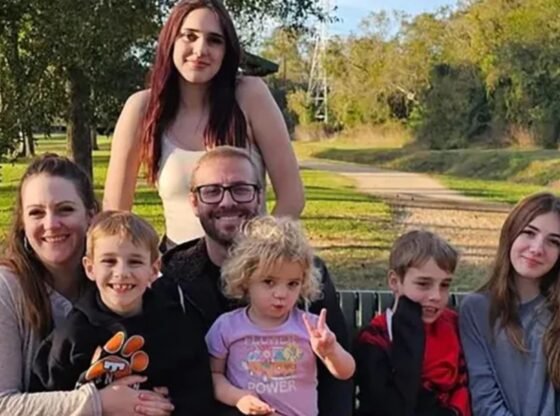 यह दुखद घटना है कि टेक्सास पुलिस की कार के पारिवारिक वाहन से टकराने के बाद 2 युवा लड़कों की मौत हो गई और उनकी 3 बहनें जीवन के लिए संघर्ष कर रही हैं