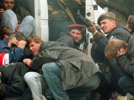 अमीर पर्यटकों ने बीमार मानव सफ़ारी यात्राओं में निर्दोष लोगों को गोली मारने के लिए £70k का भुगतान किया