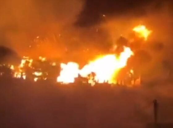 भयावह फ़ुटेज में दिखाया गया है कि जापान में शहर में भीषण आग लगी है जिसमें 170 घर जल गए हैं और कम से कम एक की मौत हो गई है