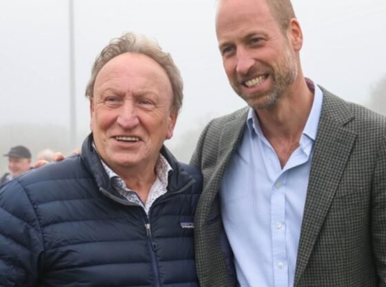 फुटबॉल के दिग्गज नील वॉर्नॉक ने फंसे हुए स्थानीय फुटबॉल क्लब की शाही मदद के बाद 'प्रशंसक' प्रिंस विलियम के साथ एक तस्वीर खिंचवाई