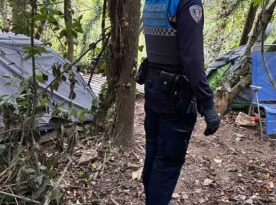 स्पैनिश पार्क में 'छात्रा से सामूहिक बलात्कार' के आरोप में अवैध प्रवासियों को गिरफ्तार किया गया, पुलिस को उनके तंबू शिविर में फोन और अंडरवियर मिले