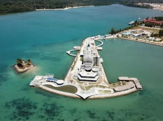 दुनिया का सबसे पुराना समुद्री जहाज़, जिसे जंग लगने के बाद छोड़ दिया गया था, अब 13 मिलियन पाउंड के भव्य समुद्रतटीय होटल में बदल गया है।