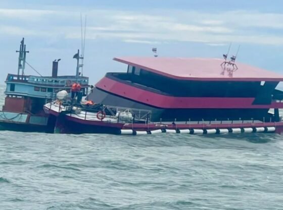 भयावह क्षण पर्यटक नौका SINKS ने ब्रिट बैकपैकर हॉटस्पॉट पर जाने वाले डरे हुए छुट्टियों के लिए उन्मत्त बचाव को जन्म दिया