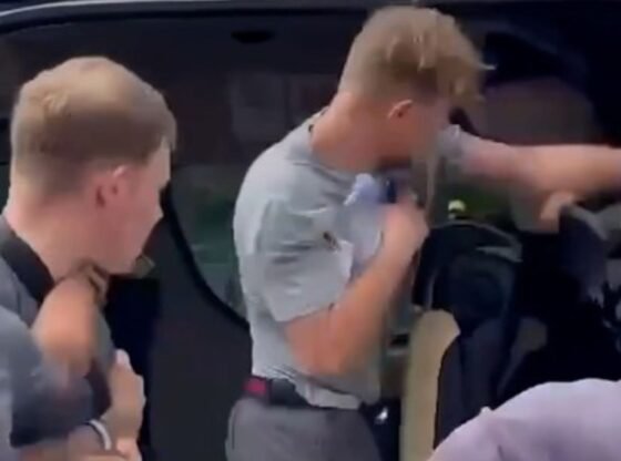 चौंकाने वाला क्षण, 'आदमी ने अपने नंगे पैर उसके हेडरेस्ट पर रख दिए' जिसके बाद ब्रिटिश पर्यटक का साथी यात्री से विवाद हो गया।