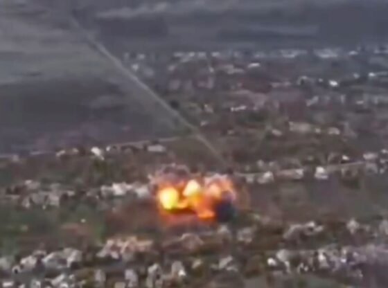 भयावह क्षण पुतिन के बाउंसिंग बम ने यूक्रेनी घरों पर आतंक फैला दिया क्योंकि रूसी ग्लाइड हथियार उछलकर फट गया