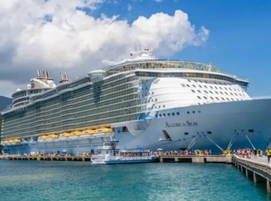 टेलर स्विफ्ट-थीम वाले क्रूज पर पानी में गिरने से 66 वर्षीय महिला की मौत हो गई, क्योंकि परिवार ने अब बहुत अधिक शराब पिलाने के लिए मुकदमा दायर किया है।