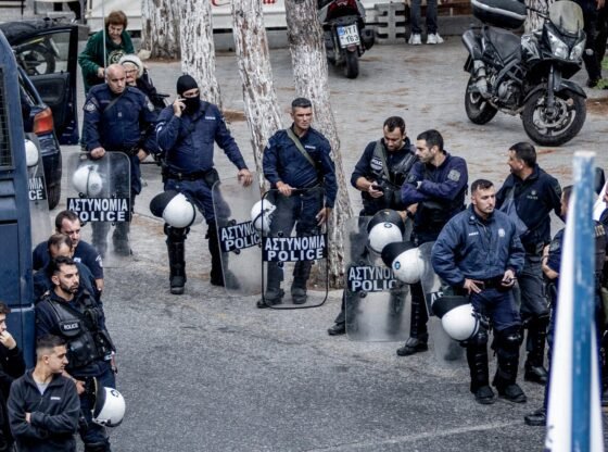 गांव में दो की गोली मारकर हत्या के बाद ब्रिटेन के पर्यटक आकर्षण के केंद्र में 'पहाड़ों में छिपे' पांच बंदूकधारियों की बड़े पैमाने पर तलाश की जा रही है