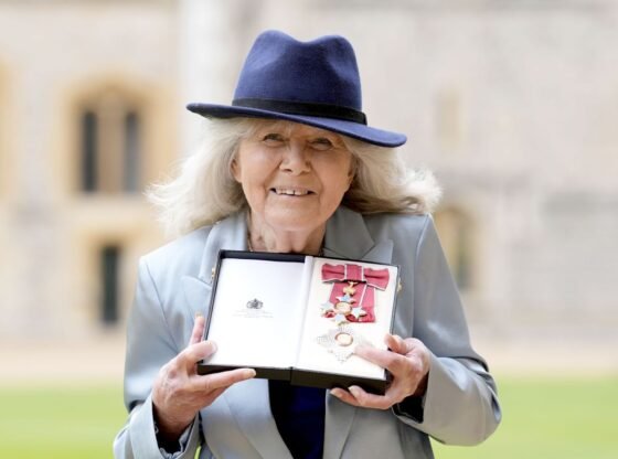 लेखिका डेम जिली कूपर की घर पर गिरने से मृत्यु हो गई, पूछताछ में पता चला | यूके समाचार