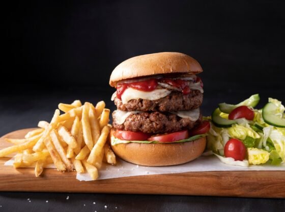 22 साल का डायनर 'मजाक के लिए' पूरा बर्गर निगलने की कोशिश के बाद जिंदगी की जंग लड़ रहा है और उसे गहन चिकित्सा कक्ष में छोड़ दिया गया है