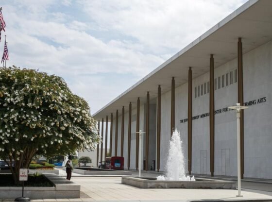 ट्रम्प के तहत, कैनेडी सेंटर के प्रदर्शनों के लिए टिकटों की बिक्री घट गई