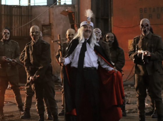 'ड्रैकुला' समीक्षा: राडू जूड तीन घंटे के प्रहसन-युक्त व्यंग्य के साथ लौटे।