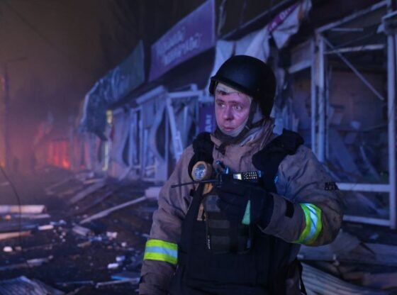 दक्षिणी यूक्रेन में रूसी ग्लाइड बम ने एक अपार्टमेंट ब्लॉक को निशाना बनाया और 5 लोगों की मौत हो गई