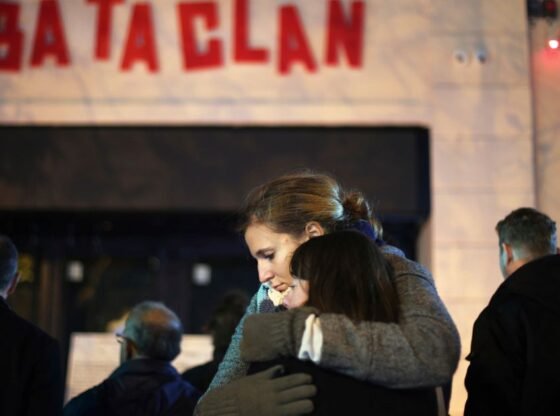बाटाक्लान कॉन्सर्ट हॉल, कैफे और नेशनल स्टेडियम में हुए हमलों के 10 साल बाद फ्रांस ने पीड़ितों को सम्मानित किया