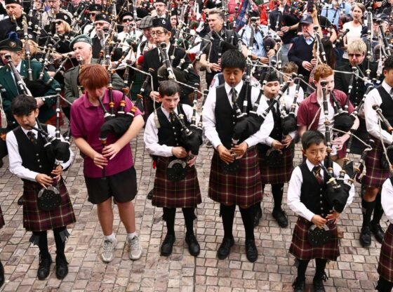 बैगपाइपर ने एसी/डीसी के 'इट्स ए लॉन्ग वे टू द टॉप' के साथ विश्व रिकॉर्ड का दावा किया