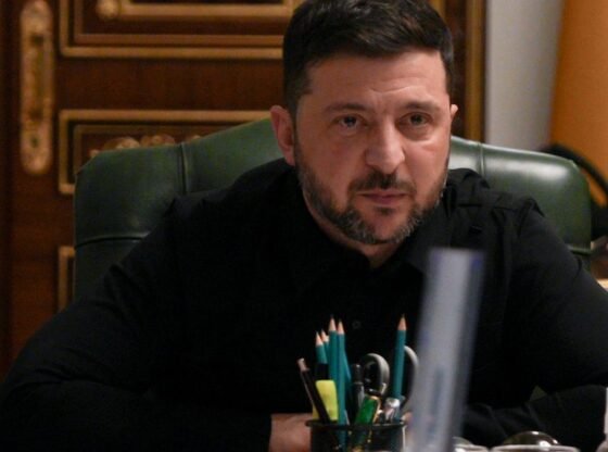 ज़ेलेंस्की के भ्रष्टाचार घोटाले का सामना करने पर यूक्रेन के सेना प्रमुख ने घिरे शहर का दौरा किया