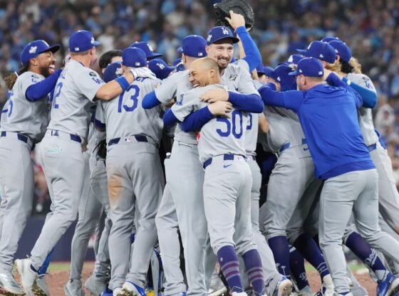 11वें में स्मिथ के होमर ने डोजर्स को ब्लू जेज़ से हराकर 25 वर्षों में पहली बार विश्व सीरीज चैंपियन बनने का गौरव हासिल किया।