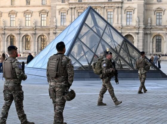 पेरिस अभियोजक: लौवर डकैती के 2 संदिग्धों को पहले एक साथ चोरी का दोषी ठहराया गया था