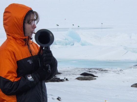 वह पृथ्वी के सबसे दूरस्थ अभ्यास कक्ष में 'अमेज़िंग ग्रेस' की भूमिका निभाती है