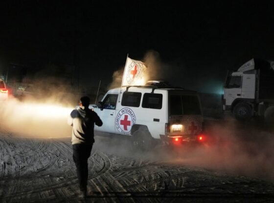 इज़राइल का कहना है कि गाजा में आतंकवादियों ने एक शव सौंपा है, जिसे बंधक माना जा रहा है