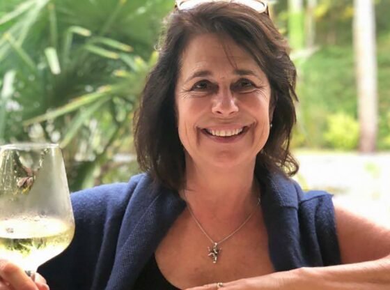 फ्रांसीसी गांव में ब्रिटिश मां की चाकू मारकर हत्या का रहस्य गहराया, पुलिस 'प्रशंसकों' की कर रही जांच